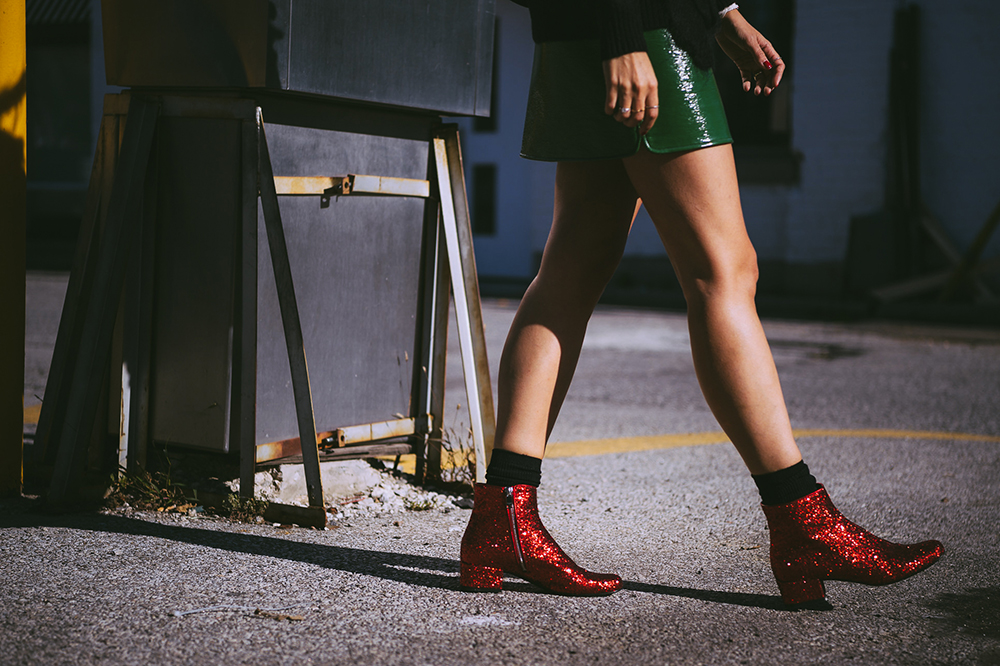 Saint Laurent glitter boots worn by Charlotte Groeneveld The fashion guitar