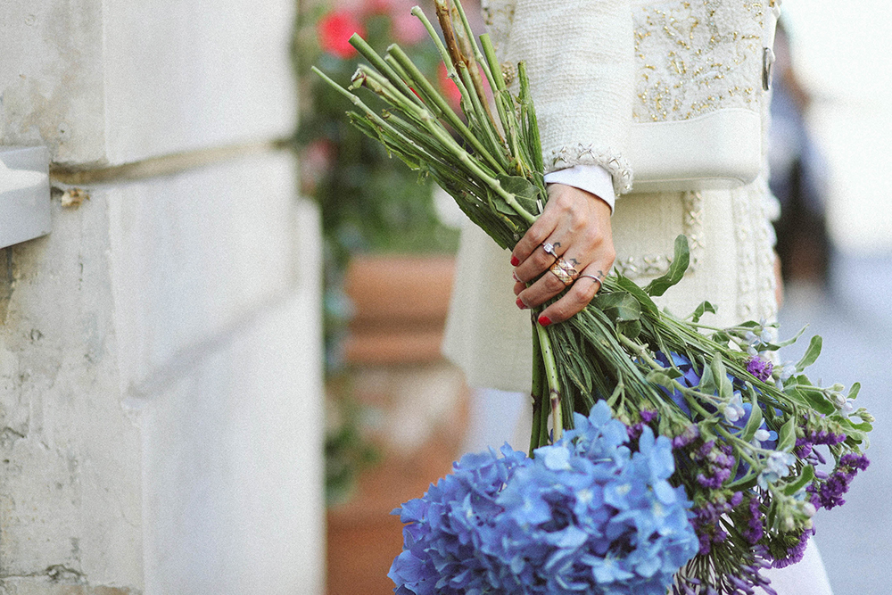 Charlotte Groeneveld from Thefashionguitar buying flowers in Paris wearing Chanel Coco Crush Jewelry