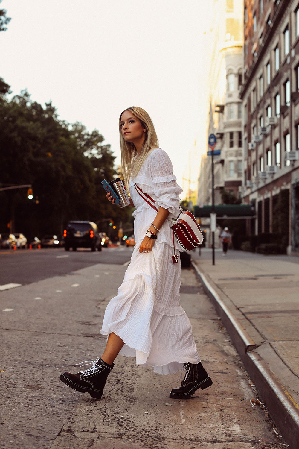 Summer-white and Valentino VLTN messenger bag by Charlotte Groeneveld Thefashionguitar